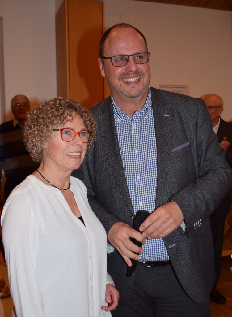 Bürgermeister Christian Vogel dankt Annette Gröschner für die 18 Jahre Ehrenamt zum Wohl der beiden Stadtteile St. Jobst und Erlenstegen